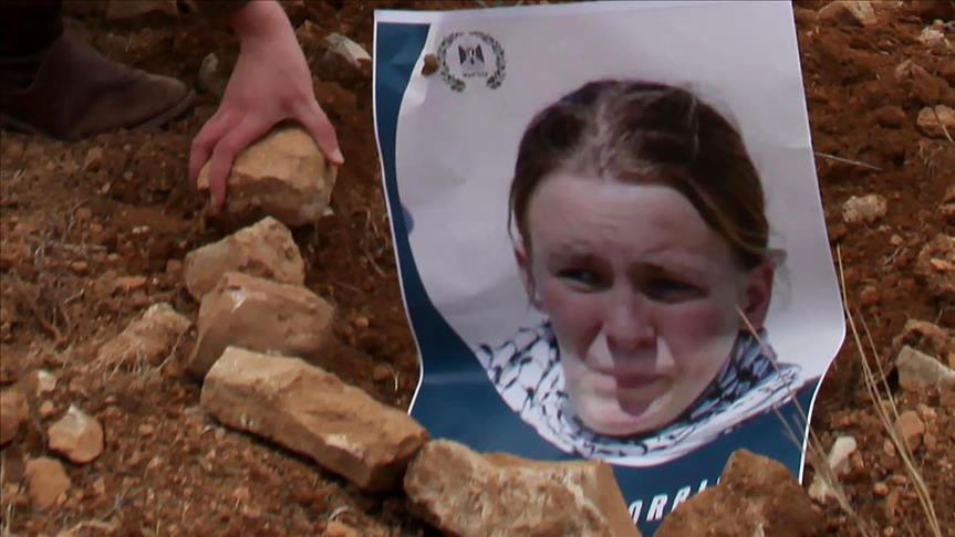 22 yıl önce bugün, 23 yaşındaki Amerikalı barış aktivisti Rachel Corrie, İsrail askerleri tarafından buldozerle ezilerek katledildi.

Corrie, Filistinli bir ailenin evinin yıkılmasını engellemeye çalışıyordu.

Asla unutulmayacak.