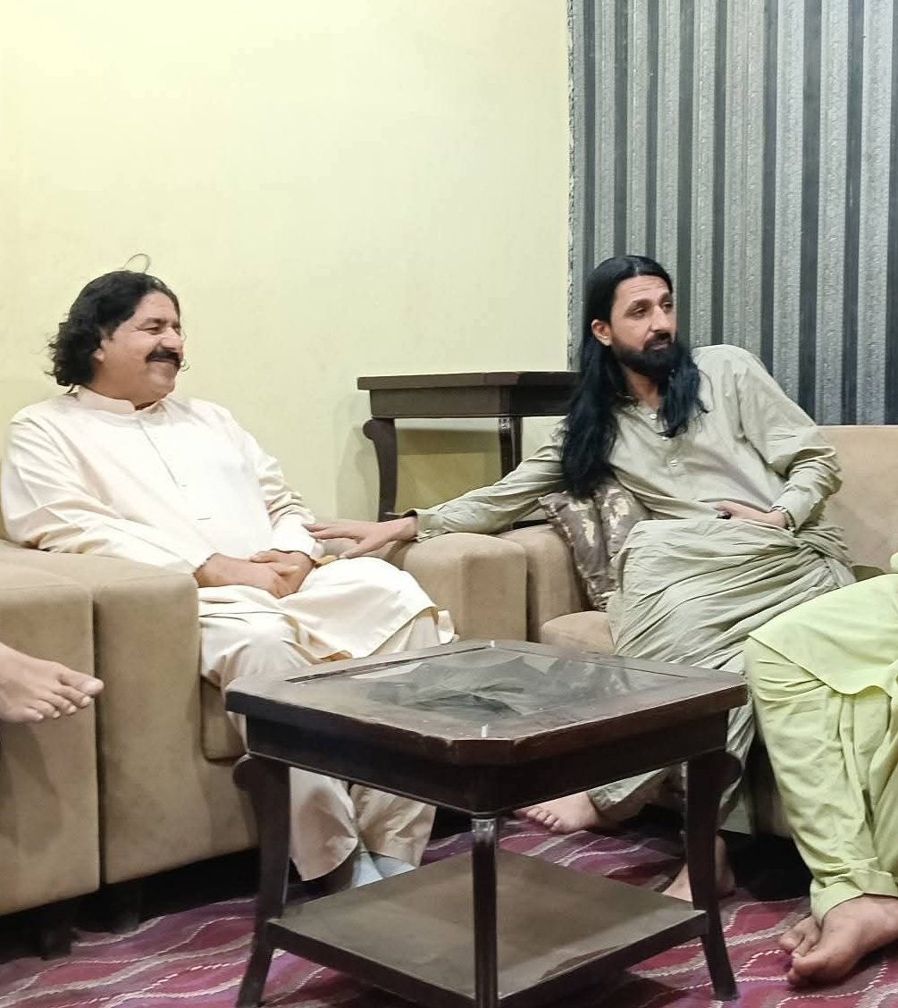 پی ٹی ایم رہنما علی وزیر تقریبا کم و  پیش دوسال بلاول بھٹو زرداری کی سندھ حکومت کی قید میں رہے ہیں اس دوران علی وزیر نے گیارہ جیل دیکھے
رہائی کے چند گھنٹوں کے بعد ہیں علی وزیر کو سندھ حکومت نے سکھر میں دو بارہ گرفتار کرکے لاپتہ کردیا ہیں
#WhereIsAliWazir
