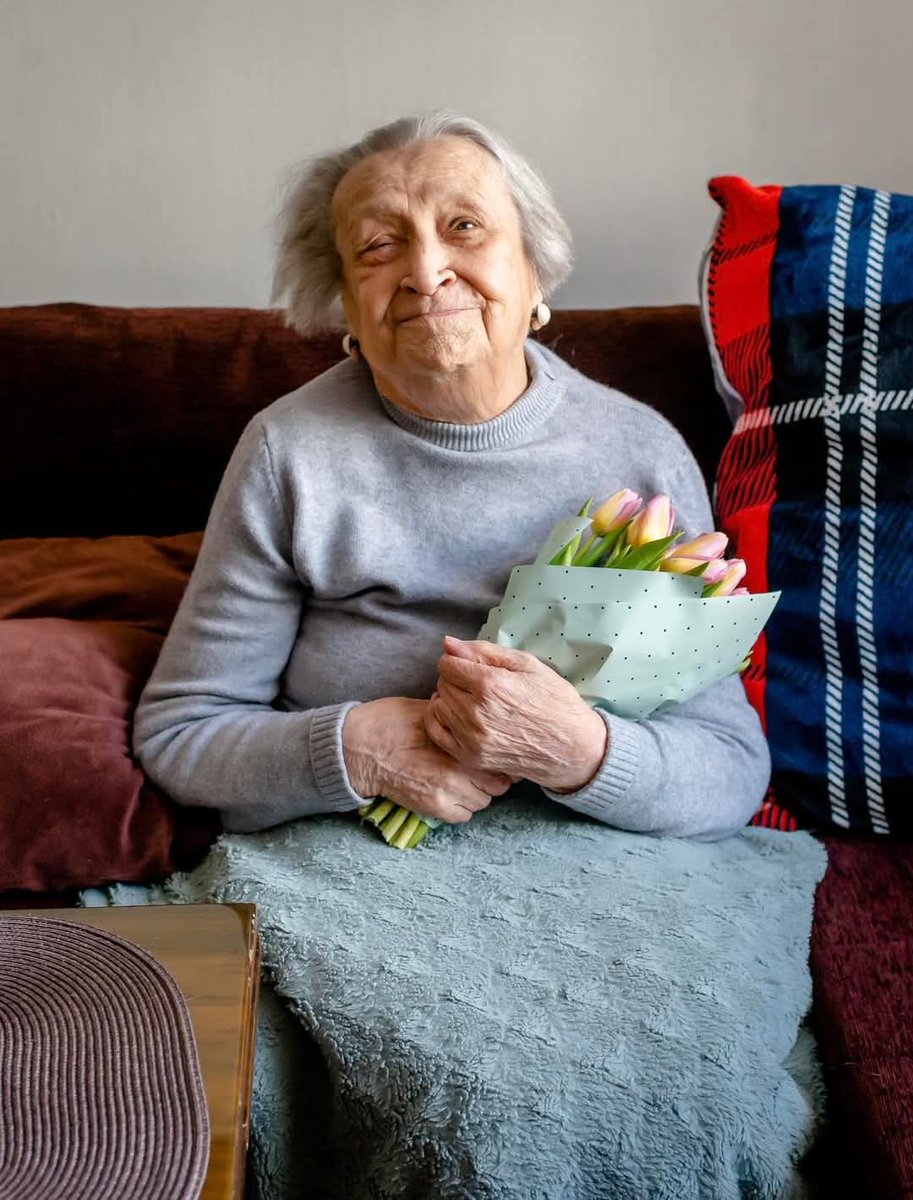 NieZapomnijONas's tweet photo. Dzisiaj 105. urodziny świętuje Zofia Bogdan ps. "Zojda", najstarsza żyjąca uczestniczka Powstania Warszawskiego, jedna z ostatnich żyjących kobiet służących we wrześniu 1939 roku. ❤️

– Na podwórzu przy Śniadeckich podbiegł do mnie syn dr Żebrowskiego, miał może 9 lat. Przytulił się do mnie i w tym momencie zaczął się ostrzał i odłamek przebił mu głowę i zatrzymał się na mojej klatce piersiowej, w kieszeni w której miałam grzebyk. Ten grzebyk został lekko nadpalony, ale uratował mi życie.
Chłopiec nie przeżył… 🥺