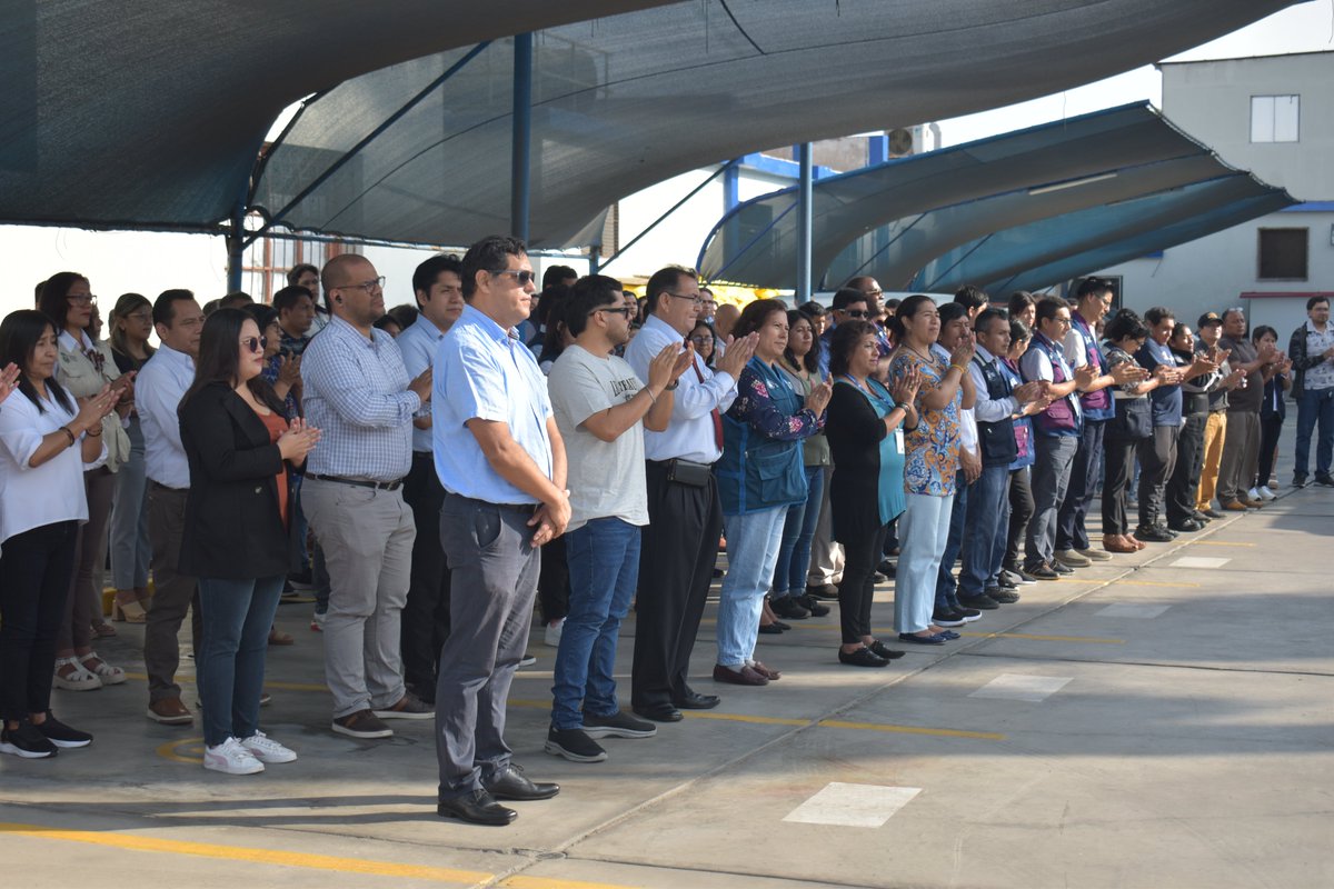 En una ceremonia cívica llena de respeto y compromiso institucional, la máxima autoridad de salud del Callao tuvo a su cargo el izamiento del Pabellón Nacional, acompañado por la nueva directora de la Red de Salud Bonilla – La Punta.