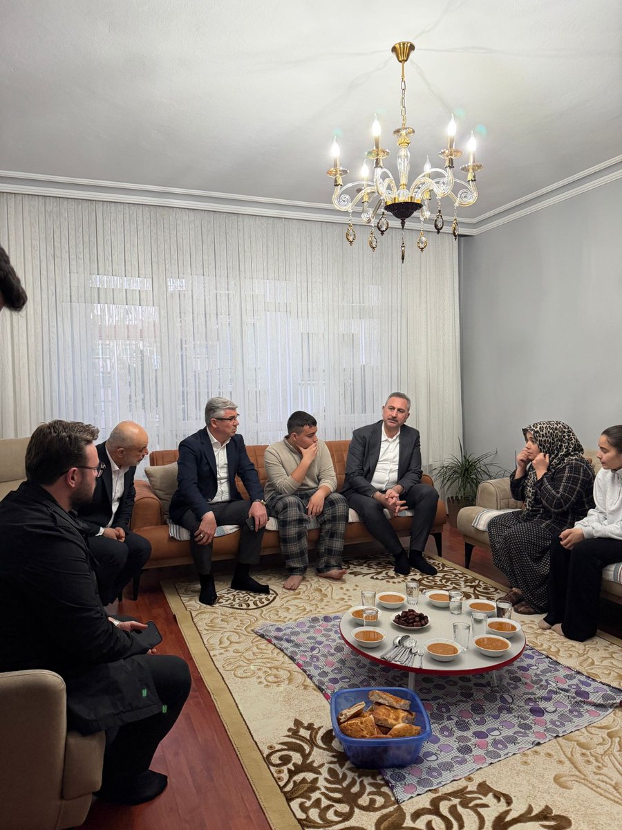 AkKeciorenResmi's tweet photo. Önceki Dönem Adalet Bakanımız, Grup Başkanvekilimiz Sayın Abdülhamit Gül, İlçe Teşkilatımız ile birlikte; Gül ailesinin hanesine misafir olduk.

Misafirperverliklerinden dolayı kendilerine teşekkür ediyoruz. 

#MilletimizleNiyetimizBir
#SevdamızdaBüyükDavamızda 

@RTErdogan 
@abdulhamitgul
@hakanhanozcan 
@erhansarigol
@AkpartiAnkara 
@omerfarukislam
@Ahmet27Er
@Erdalakrolu4
@frkozbay
@mervebiberoglu
@akkadinkeciorn