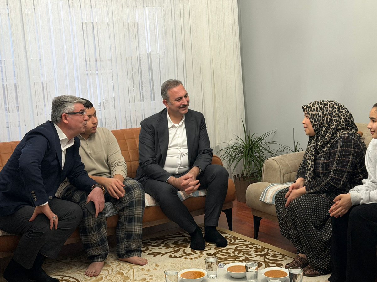 AkKeciorenResmi's tweet photo. Önceki Dönem Adalet Bakanımız, Grup Başkanvekilimiz Sayın Abdülhamit Gül, İlçe Teşkilatımız ile birlikte; Gül ailesinin hanesine misafir olduk.

Misafirperverliklerinden dolayı kendilerine teşekkür ediyoruz. 

#MilletimizleNiyetimizBir
#SevdamızdaBüyükDavamızda 

@RTErdogan 
@abdulhamitgul
@hakanhanozcan 
@erhansarigol
@AkpartiAnkara 
@omerfarukislam
@Ahmet27Er
@Erdalakrolu4
@frkozbay
@mervebiberoglu
@akkadinkeciorn