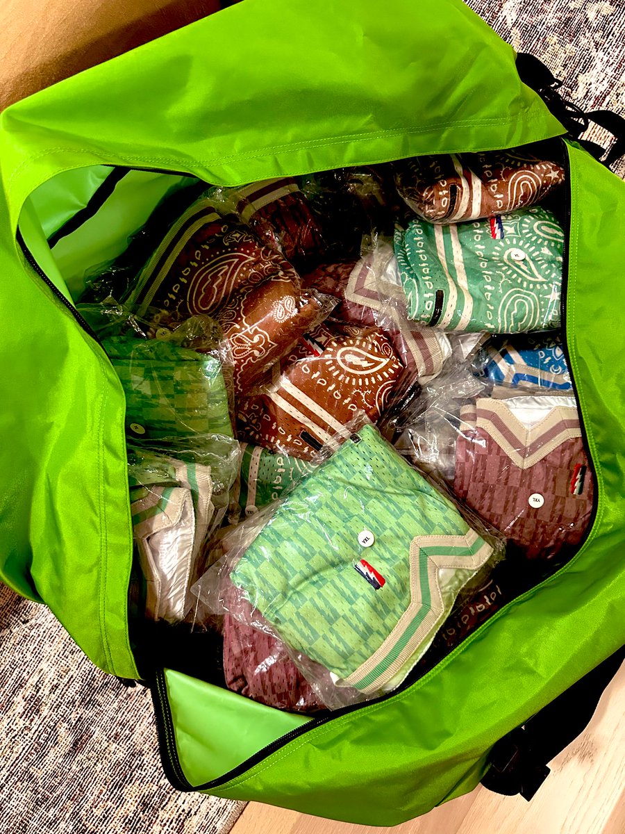 COLLECT & SELECT tweet media