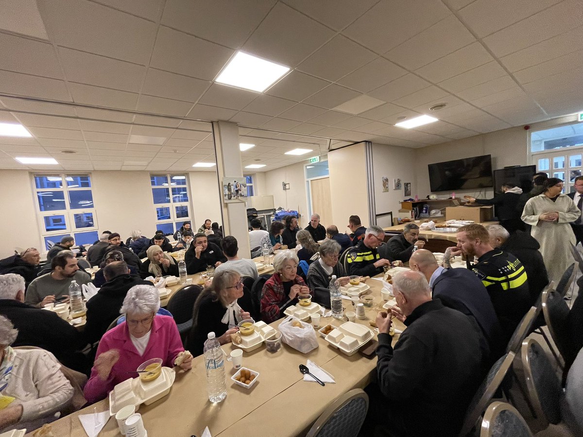 FritsNaafs's tweet photo. Vanavond iftar maaltijd in de Turkse Moskee in Driebergen-Rijsenburg. Inwoners, raadsleden, commissieleden, wijkagenten en vertegenwoordigers van andere geloven eten met elkaar. Mooie gesprekken. Bondgenoten. https://t.co/yFbml4AVJk