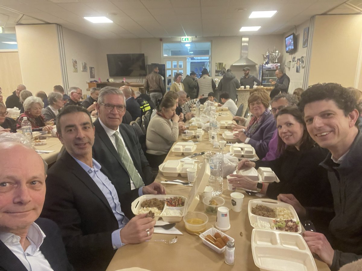 FritsNaafs's tweet photo. Vanavond iftar maaltijd in de Turkse Moskee in Driebergen-Rijsenburg. Inwoners, raadsleden, commissieleden, wijkagenten en vertegenwoordigers van andere geloven eten met elkaar. Mooie gesprekken. Bondgenoten. https://t.co/yFbml4AVJk
