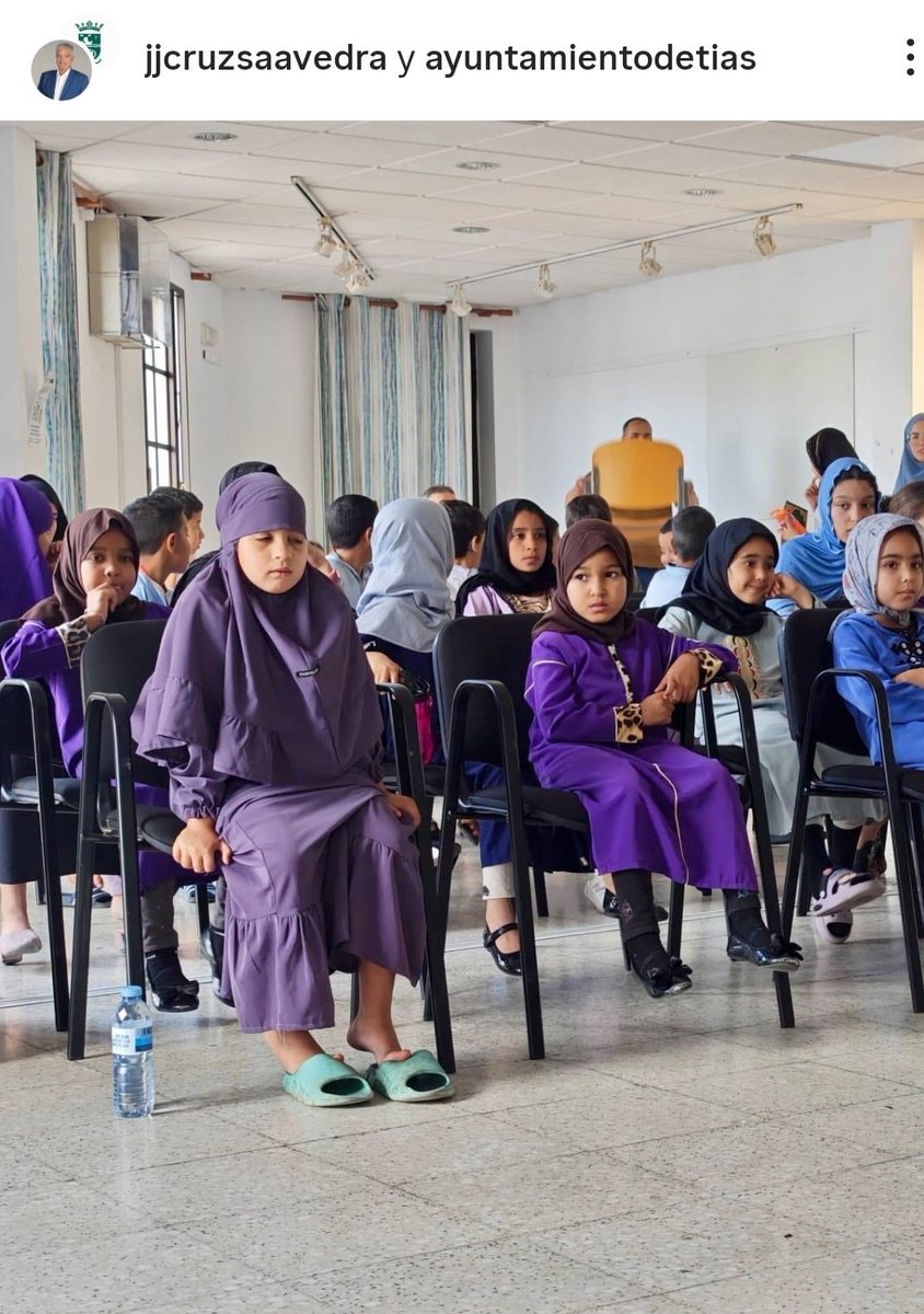 Esto es España, 2026, en un evento promocionado por el PSOE. Niñas con hiyab.
 NO PERMITAS QUE LA SHARÍA 
ENTRE DE LA MANO DE LA PROGRESIA