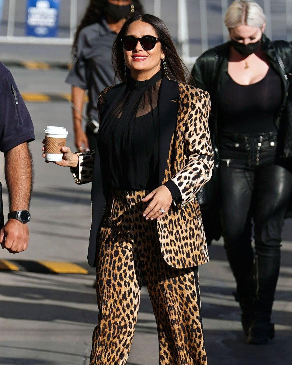 RadioDisneyMX's tweet photo. Un elemento que nunca falla en los outfits, es el animal print. Checa cómo lo usan las celebridades y tómalas como inspiración para tus próximos looks. 🤩👗

#RadioDisneyMéxico #ModaRD #Rihanna #DemiMoore #ChristinaAguilera #SalmaHayek https://t.co/N7MZ1cqwYG
