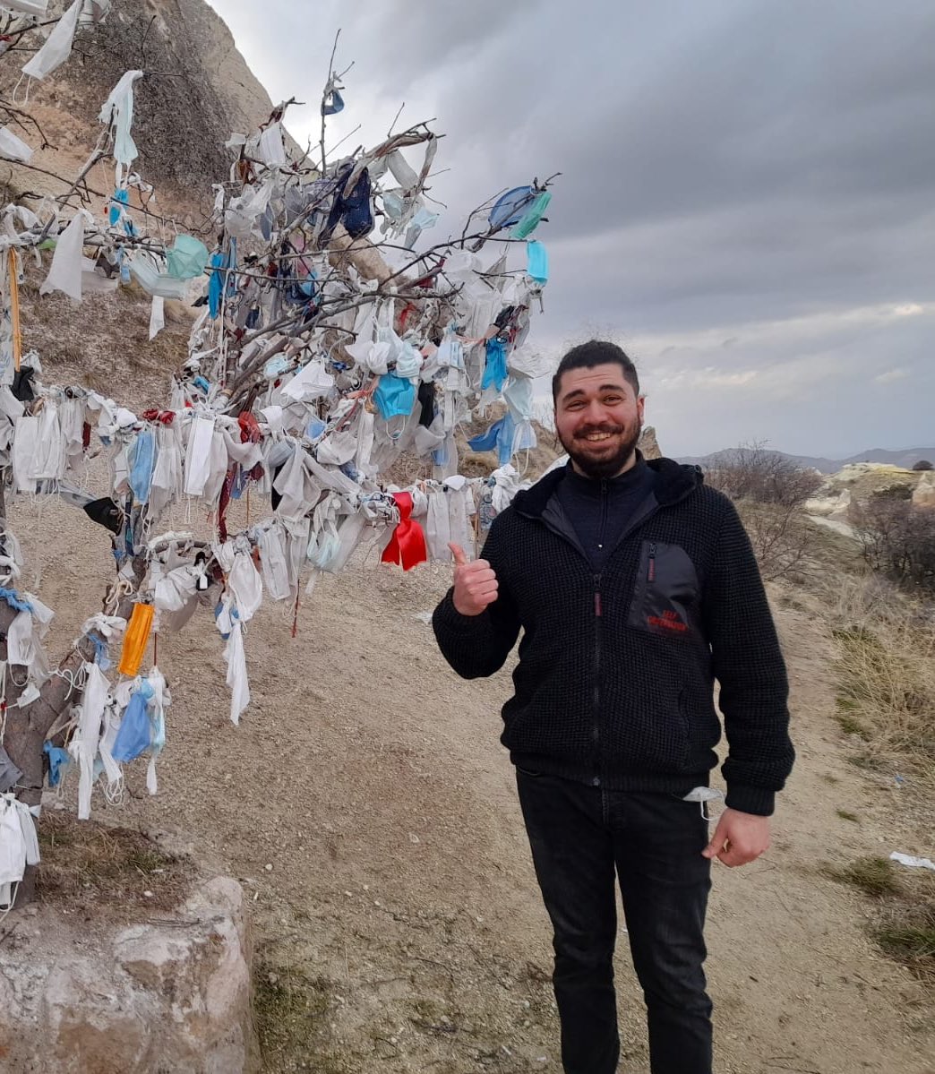 Abim motokurye Samet Özgül 2022 yılında üç kişi tarafından trafikte boğazından bıçaklanarak öldürüldü.

Katil “pişmanım” dedi, iyi hal indirimiyle 25 yıl ceza aldı. Katilin yakınları sosyal medyada yazdı: “Bu cezalar bize koymaz.”

Suça iştirak eden, suç sabıkası kabarık iki kişi