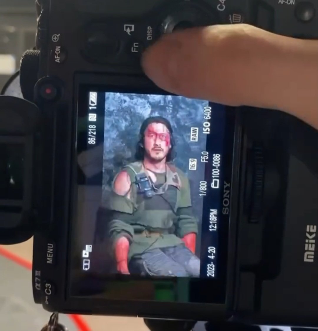 #ironlungspoilers
I'M CRYING, Why does he look like he's taking a school photo