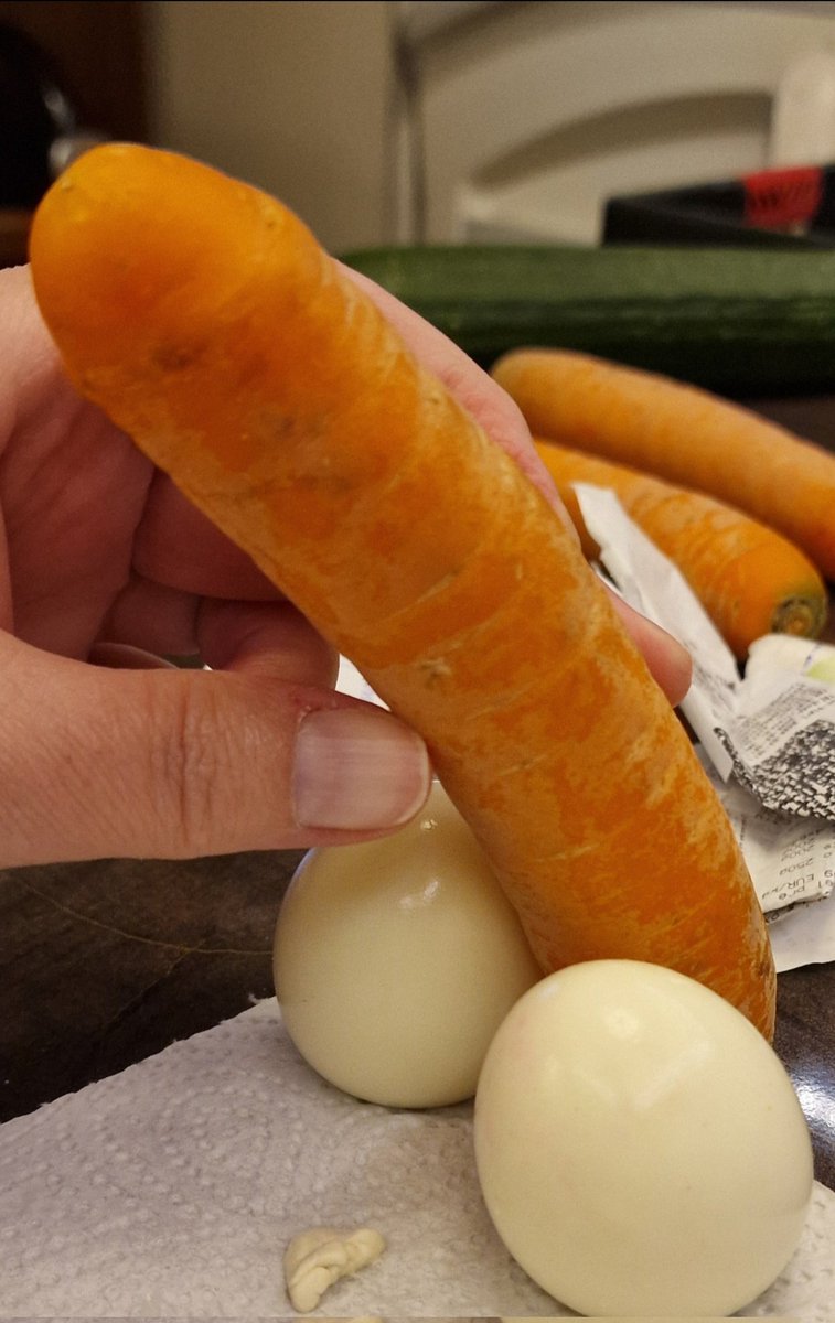 Frau NomNom tweet media