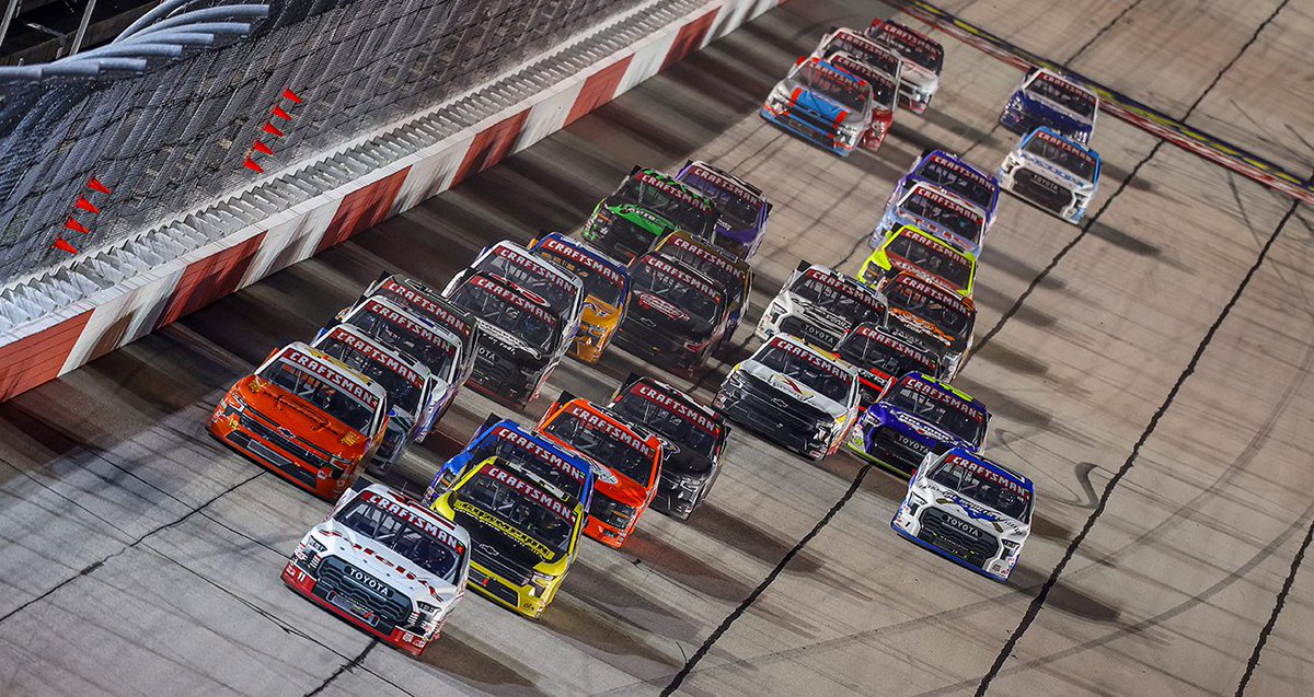 #NASCAR // SEMANA DE CARRERA EN DARLINGTON

🏁 La categoría deja la costa Oeste del país para correr en "La Dama de Negro" este fin de semana con las tres series.

➡️ Regresan las Trucks luego de 2 semanas.

🎨 La particularidad, algunos autos llevarán esquemas retros.