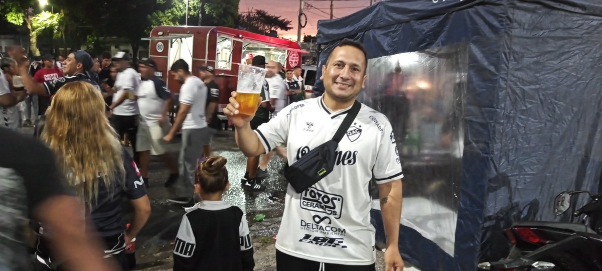 YoDaniel86's tweet photo. Despues de casi 6 años volví a ver al cervecero y con un triunfo 3 a 0. La mejor noche #AguanteQuilmes #Quilmes https://t.co/bk6IA2kP6d