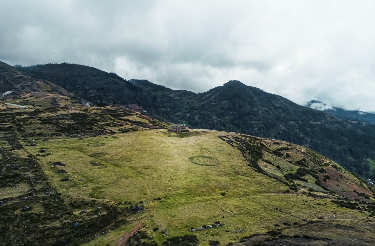 El complejo arqueológico de Curamba está ubicado en el distrito de Kishuara, en Andahuaylas #Apurímac. Fue un centro administrativo inca construido a una altitud de 3650 m.s.n.m. y se teoriza que está relacionado con actividades religiosas, administrativas y militares.
