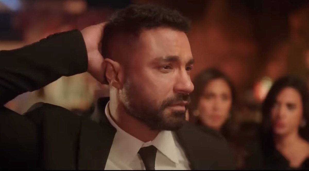 ولو فتحت التلفزيون أي وقت على مسلسل وننسى اللي كان هتلاقي كريم فهمي عامل كدة وبيقول هوووواااا..ايه الدنيا؟