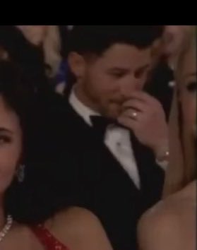 Indie5051's tweet photo. La cara de Nick durante la broma del ballet y la ópera sentado detrás de Timothee tratando de no reírse https://t.co/tv4Se84UIm
