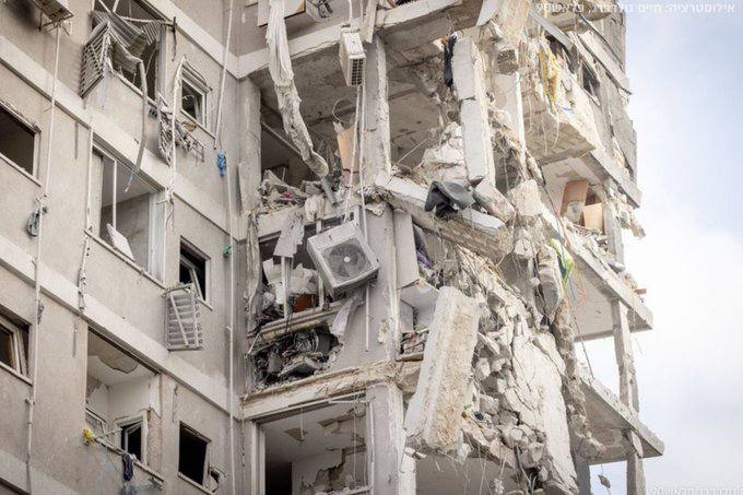 ferozwala's tweet photo. #Breaking
🚨Sirens sound in the settlement of #Metula, after a new barrage of rockets was launched from Lebanon.
#Hezbollah #Lebanon
@qudsn
A photo published for the first time shows extensive damage to a building in Rishon LeZion caused by an Iranian missile earlier during the current war.
