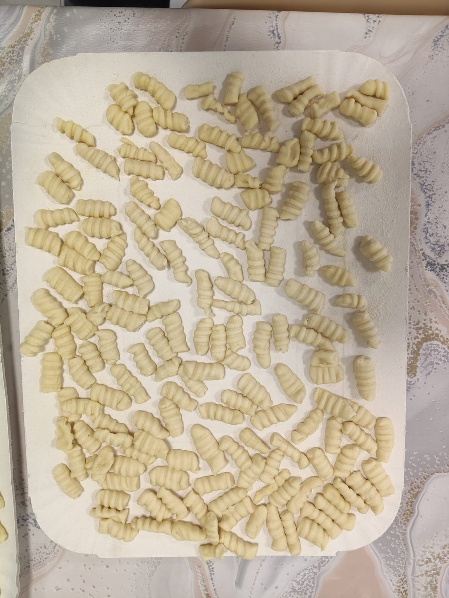 PaidosCoop's tweet photo. 🍝✨ Piccole chef crescono!  
Ormai le nostre bambine ci hanno preso gusto e ogni laboratorio di cucina diventa un’occasione per mettersi alla prova, ridere insieme e scoprire quanto possono essere brave.

Oggi si sono cimentate nella preparazione dei fusilli fatti a mano...top https://t.co/UZSG63HIgU