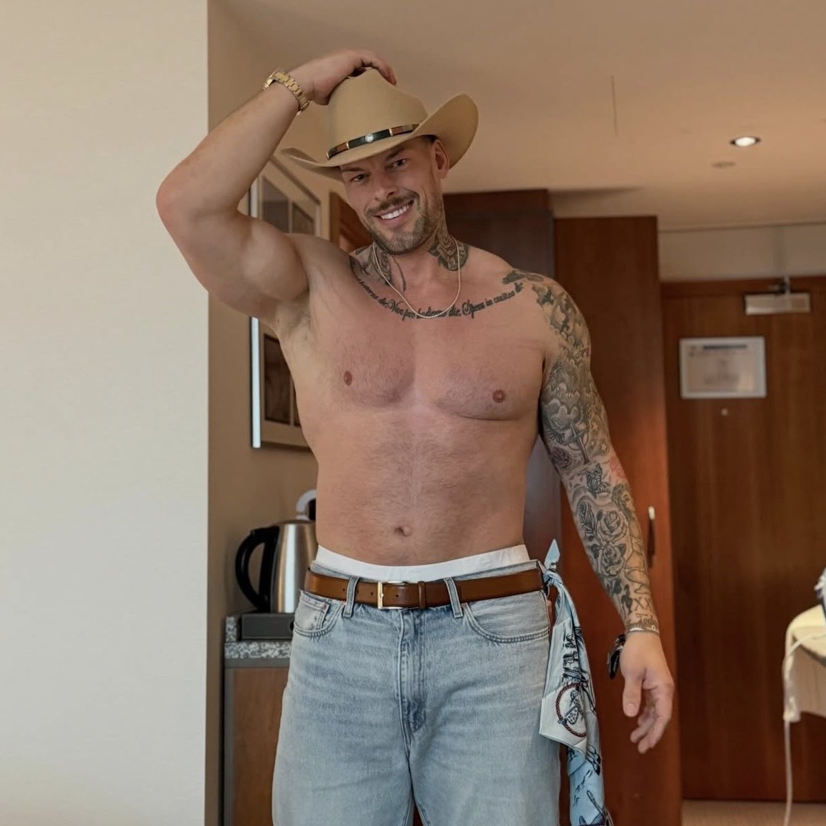 MALE CELEB ARMPITS tweet media