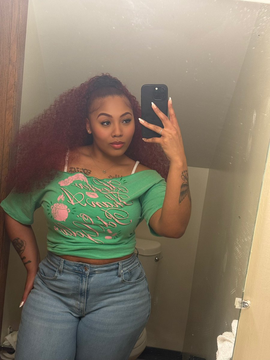 goodjawn_'s tweet photo. Hotter than a pot of gold! 🍀💗 https://t.co/DRdWASzlnZ