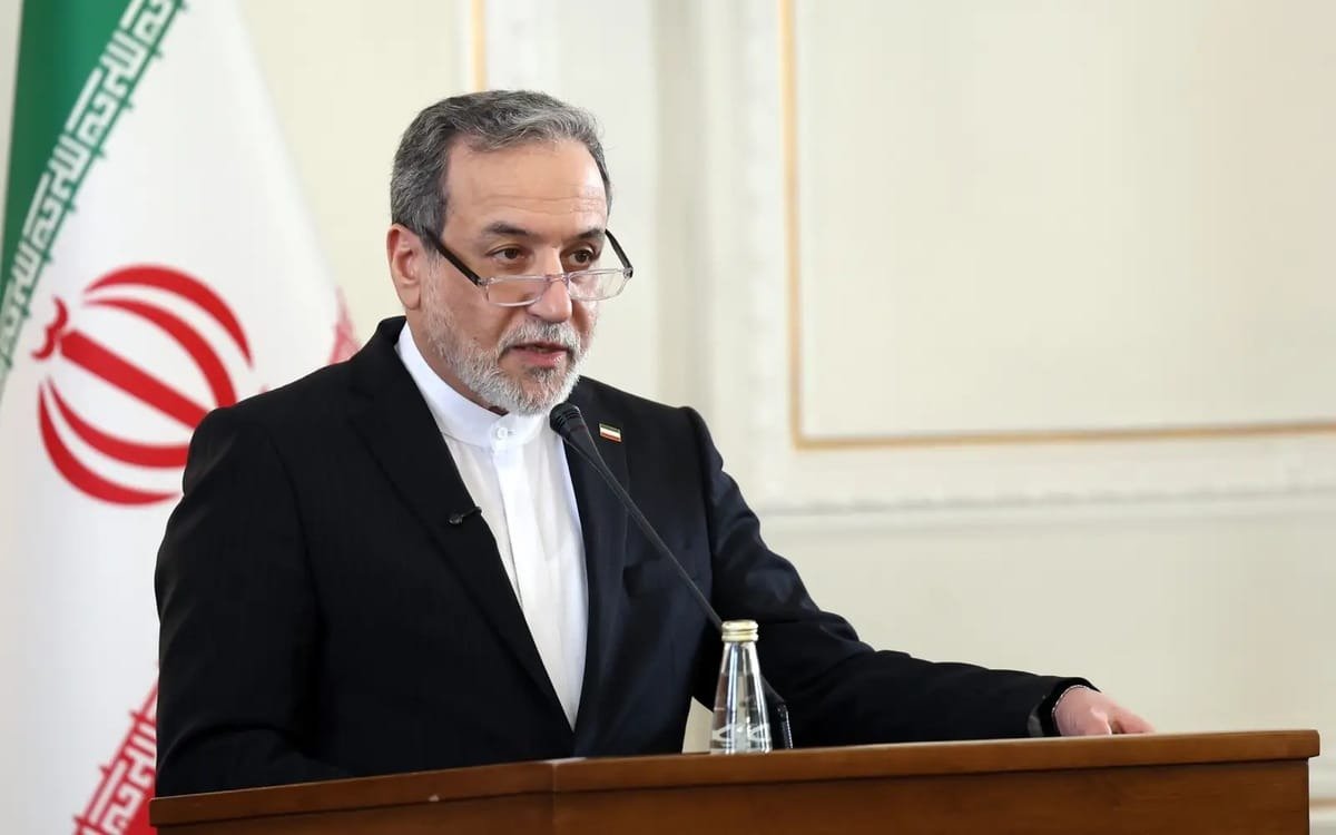 İran Dışişleri Bakanı Abbas Arakçi:

ABD Savaş Bakanı, “hiç merhamet yok” dediğinde güç göstermiyor. Silahlı çatışma hukukunu bilmediğini ve ahlaki iflasını gösteriyor.

Lahey Sözleşmesi’ni ve Uluslararası Ceza Mahkemesi’nin Roma Statüsü’nü okumasını tavsiye ediyoruz.

Aksi halde