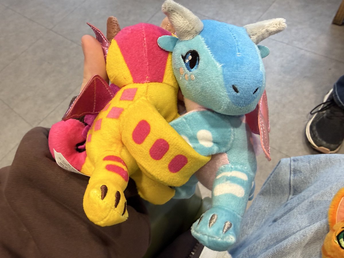 3VERVAL3's tweet photo. Girl relax no one’s taking them from you #wingsoffire #qinter #anemone #kinkajou https://t.co/jybCLiHNpL