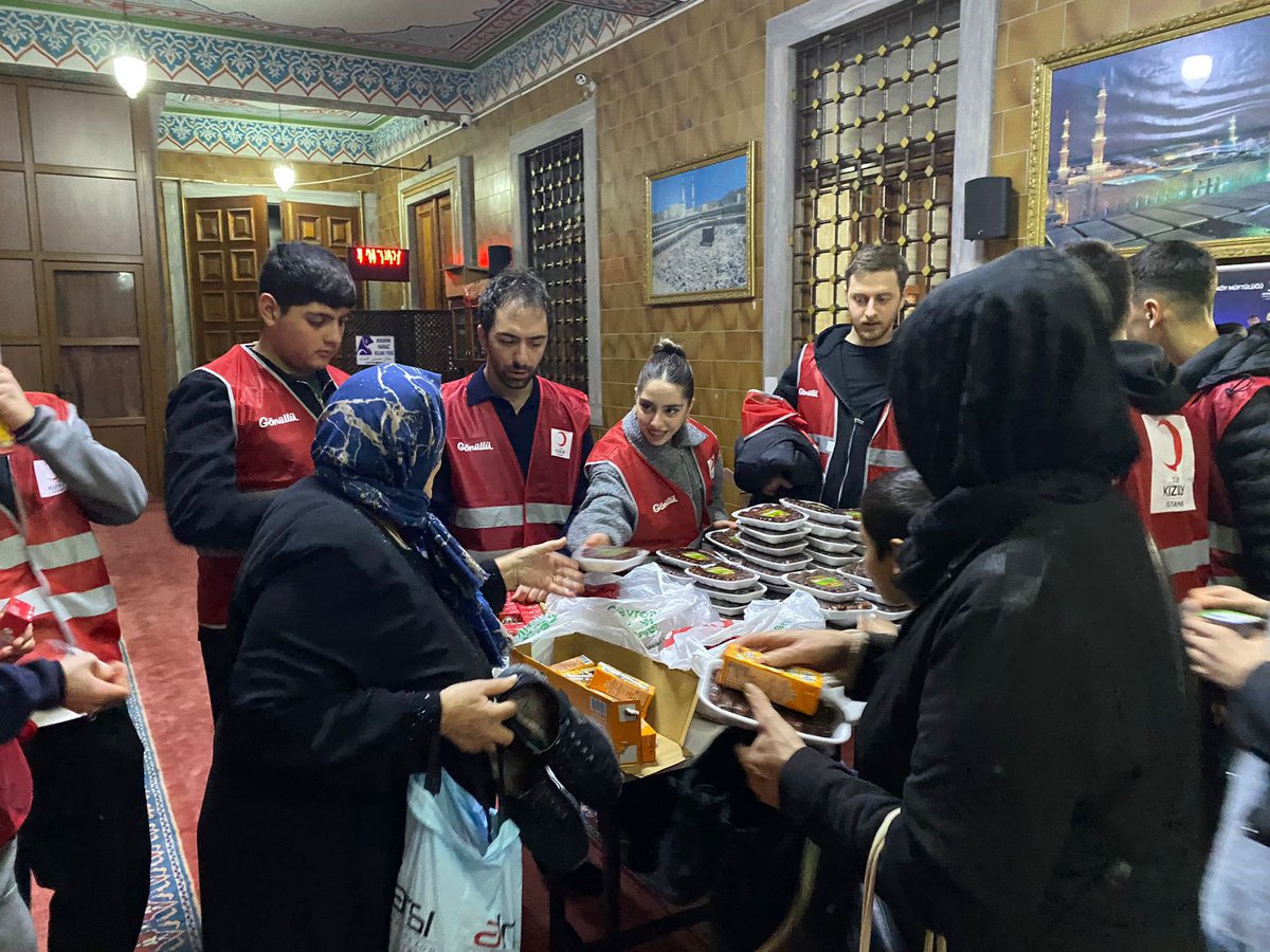Kadir Gecesi vesilesiyle Türk Kızılay Bakırköy Şubesi Kadın ve Gençlik gönüllülerimiz ile Bakırköy Yenimahalle Camii’nde hurma ikramında bulunduk.
Kadir Gecemiz mübarek olsun.