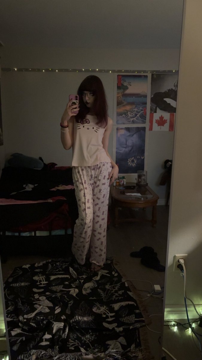 vampyricfangz's tweet image. hello kitty girl #insane