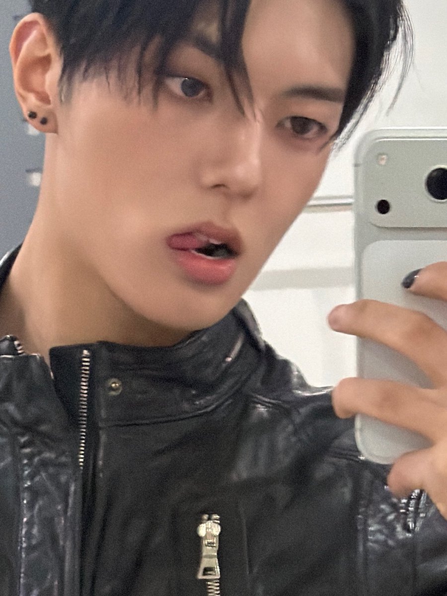 260317 #이정 위버스 포스트 

멤버들 모두 첫콘서트 준비 너무 고생했고!
앤드들 스탠딩으로 같이 노느라 힘들었을텐데 고마워요
콘서트 할 수 있도록 도와주신 씨제스 감사합니다아🙏

_사진이 이렇게나 없다니…