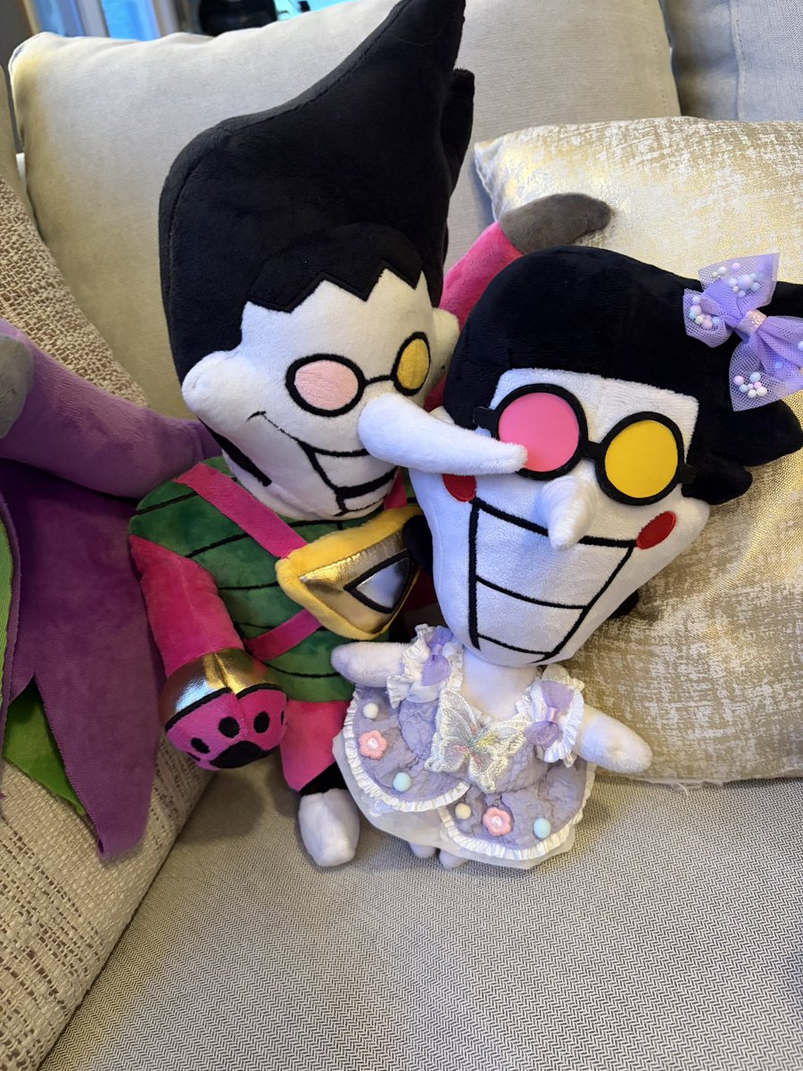 Vampinvogue's tweet image. Wheezing
Why does this look like a bodice ripper cover