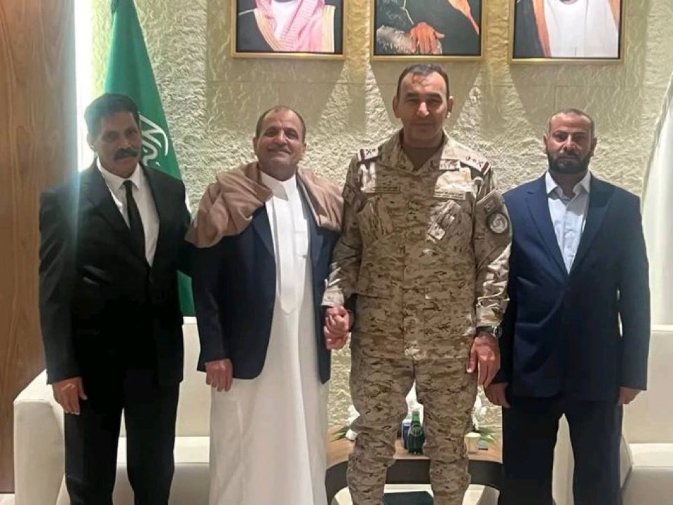 🟥 الرياض |
لقاء يجمع رئيس جهاز مكافحة الإرهاب اللواء الركن شلال علي  شايع، ومحافظ الضالع اللواء أحمد قائد القبة، وقائد القوات البرية الجنوبية العميد عبد العزيز الهدف مع قائد القوات المشتركة السعودية الفريق  فهد السلمان بالعاصمة السعودية الرياض