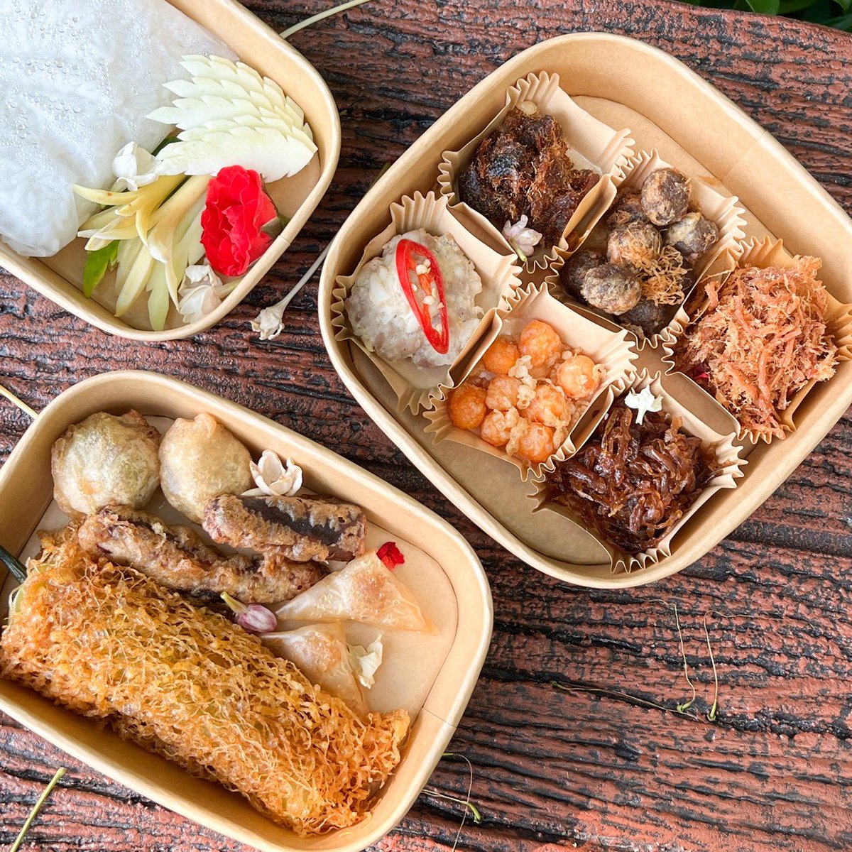 จะว่าเราอวยก็เอาเถอะ เพราะได้กินปีที่แล้วติดใจมาก ปีนี้เลยซื้อไปฝากญาติผู้ใหญ่เราบ้าง แล้วที่บ้านชอบทานข้าวแช่กันอยู่แล้ว และข้าวแช่ของร้าน Khao ซึ่งดีงามตั้งแต่แพ็คเกจจิ้งซื้อไปเป็นของฝากพ่อๆแม่ๆคือดีเลยแหละ พอได้ลองกันแม่เราชอบมากกก ชอบความหอมอ่อนๆของตัวข้าวแช่