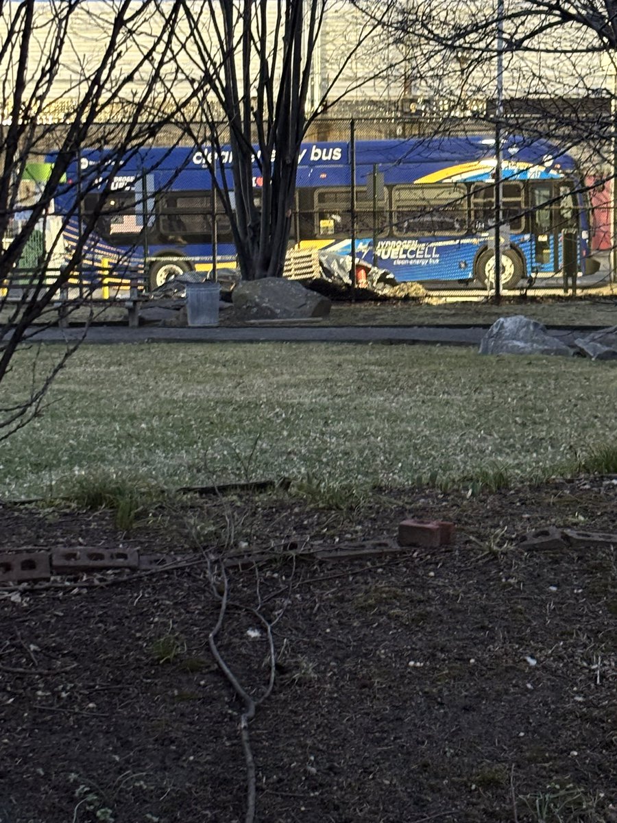 One of the first hydrogen fuel cell buses in NYC at the Gun Hill Depot. These might be huge to the MTA having a zero emissions fleet by 2040.

#NYC #MTA #MassTransit