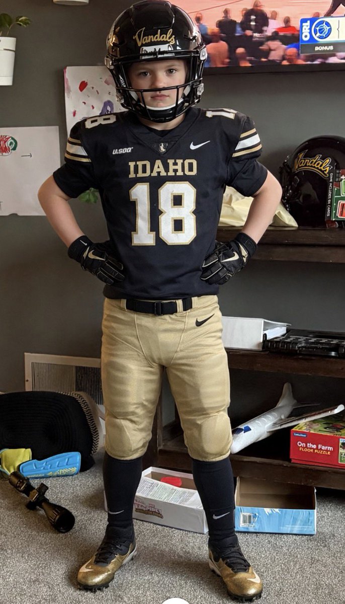 BRehder's tweet photo. My future @Idaho_Vandals! Classes of of ‘39 and ‘41. @CoachTFord https://t.co/9bHAPqo8wr