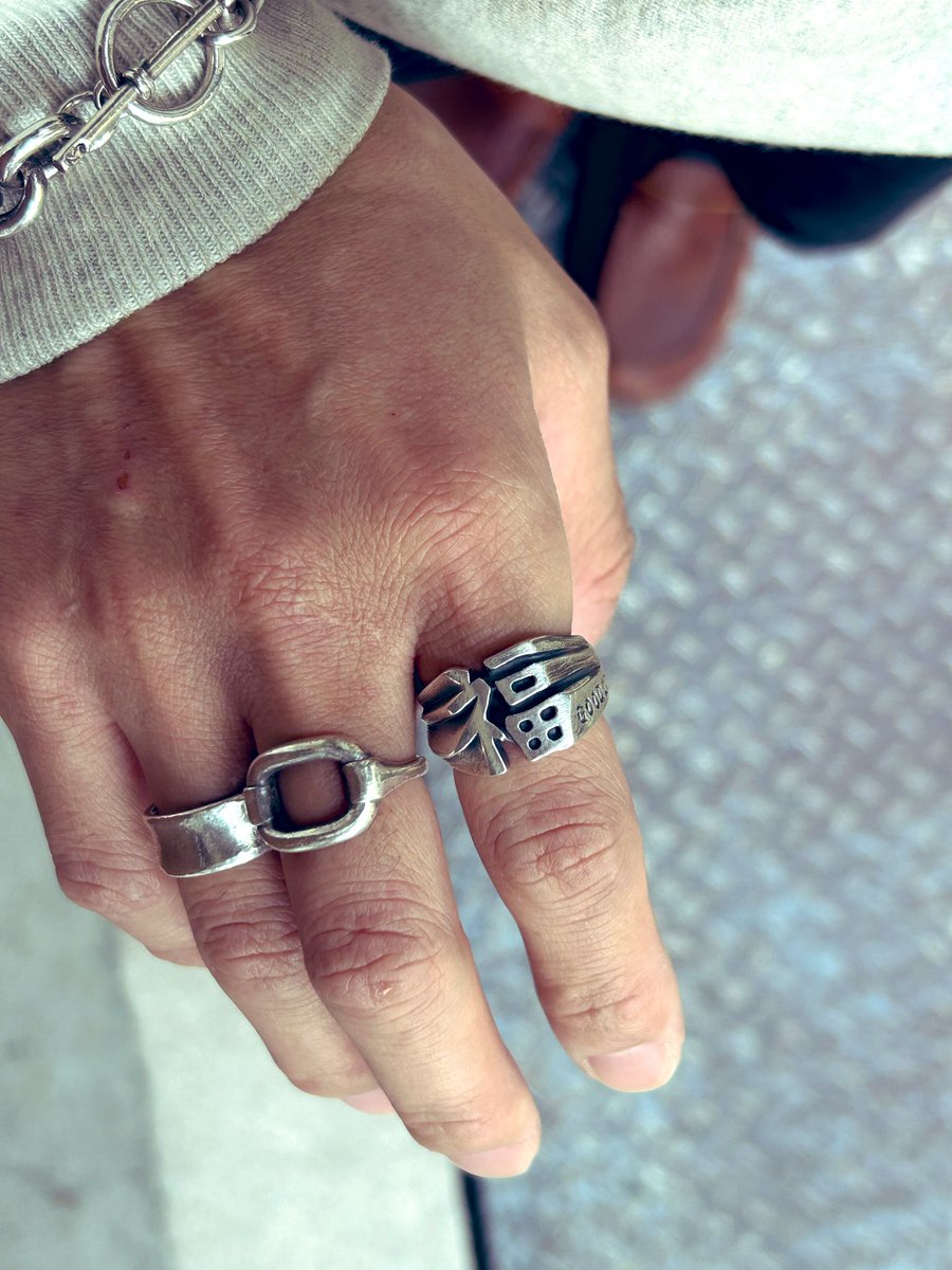 実はチャコールグリーンのベストセラー😎
福リング✌️
ゴリゴリなシルバーフリークの方へ💪
海外人気も強いです♪

charcoalgreen.com/shopdetail/000…

#charcoalgreen
#チャコールグリーン
#福　#goodluck