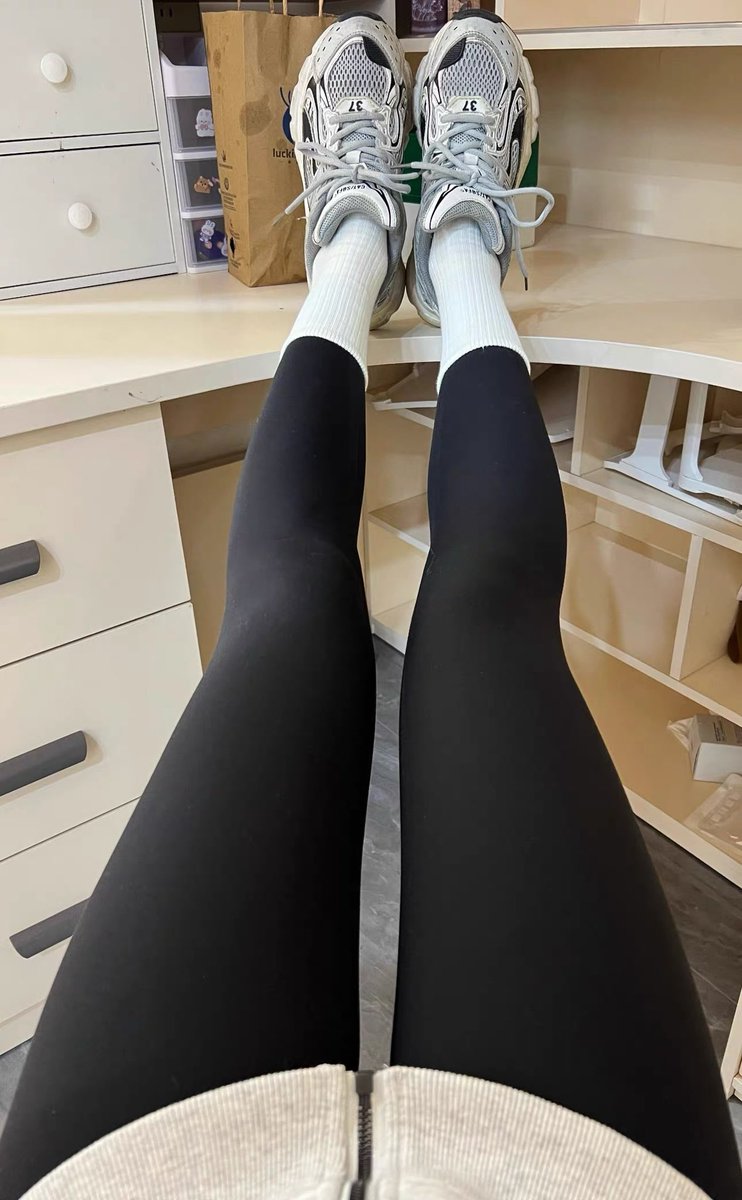 Pust01's tweet photo. 看着女神的厚黑脚，鸡吧就忍不住硬了吧，快点滚过来！你个傻逼只配被你祖宗踩在脚底下，闻着祖宗走了一天的酸臭黑丝脚，一天的酸臭味熏的你这个傻逼忍不住又无脑犯贱发情了，现在所有硬了的给你祖宗上贡20操你们妈的傻逼废物们 #atm奴 #臭脚 #太妹 #上贡 https://t.co/GOX6DFwi2U