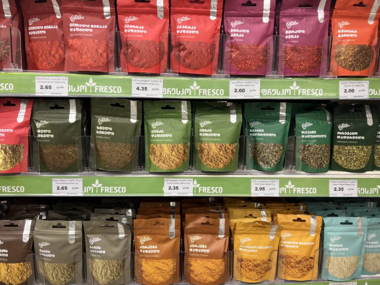 georgia_digest's tweet photo. トビリシで生活必需品を買うなら🛒

大型スーパーなら
・Agrohub
・Goodwill
・Carrefour Market
街中のミニスーパーは
・SPAR
・Nikora
ドラッグストアは
・Aversi
・PSP Pharmacy など。
トビリシはスーパーや薬局が多く、旅行者でも日用品に困ることはほぼありません✨
https://t.co/GzKTJ6Kvex

#ジョージア #トビリシ #海外生活