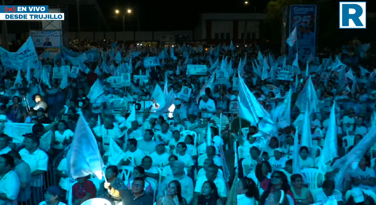 RICHARDEDGARDO8's tweet photo. 🚨MITIN MULTITUDINARIO EN TRUJILLO, PORKY EN EN CADA DEPARTAMENTO Q VA ESTA LLENANDO PLAZAS ENTERAS EL CALOR DE LA GENTE Y LA ESPERANZA PUESTAS EN ESTE HOMBRE SON INMENSAS Y RECIPROCAS. SUS CONTRINCANTES YA NO PUEDEN TAPAR EL SOL CON UN DEDO RAFAEL LOPEZ ALIAGA VA ESTAS ELECCIONES EN PRIMERA VUELTA HNOS.
GANAR EN PRIMERA VUELTA IMPLICA Q EL ESTADO PERUANO  SE AHORRA 550 MILLONES, CON ESE DINERO PONEMOS POZO DE AGUA DE EMERGENCIA EN TODO EL PERÚ HAGAMOS TRABAJO DE HORMIGA CASA POR CASA👏✍️🫵💪🇵🇪
