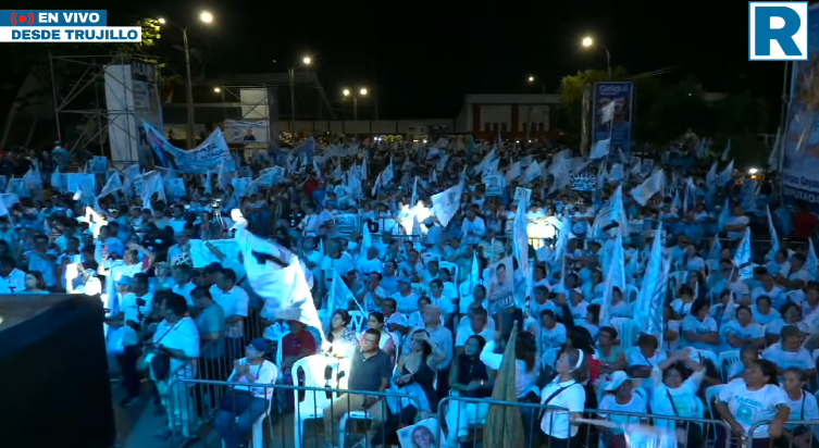 RICHARDEDGARDO8's tweet photo. 🚨MITIN MULTITUDINARIO EN TRUJILLO, PORKY EN EN CADA DEPARTAMENTO Q VA ESTA LLENANDO PLAZAS ENTERAS EL CALOR DE LA GENTE Y LA ESPERANZA PUESTAS EN ESTE HOMBRE SON INMENSAS Y RECIPROCAS. SUS CONTRINCANTES YA NO PUEDEN TAPAR EL SOL CON UN DEDO RAFAEL LOPEZ ALIAGA VA ESTAS ELECCIONES EN PRIMERA VUELTA HNOS.
GANAR EN PRIMERA VUELTA IMPLICA Q EL ESTADO PERUANO  SE AHORRA 550 MILLONES, CON ESE DINERO PONEMOS POZO DE AGUA DE EMERGENCIA EN TODO EL PERÚ HAGAMOS TRABAJO DE HORMIGA CASA POR CASA👏✍️🫵💪🇵🇪