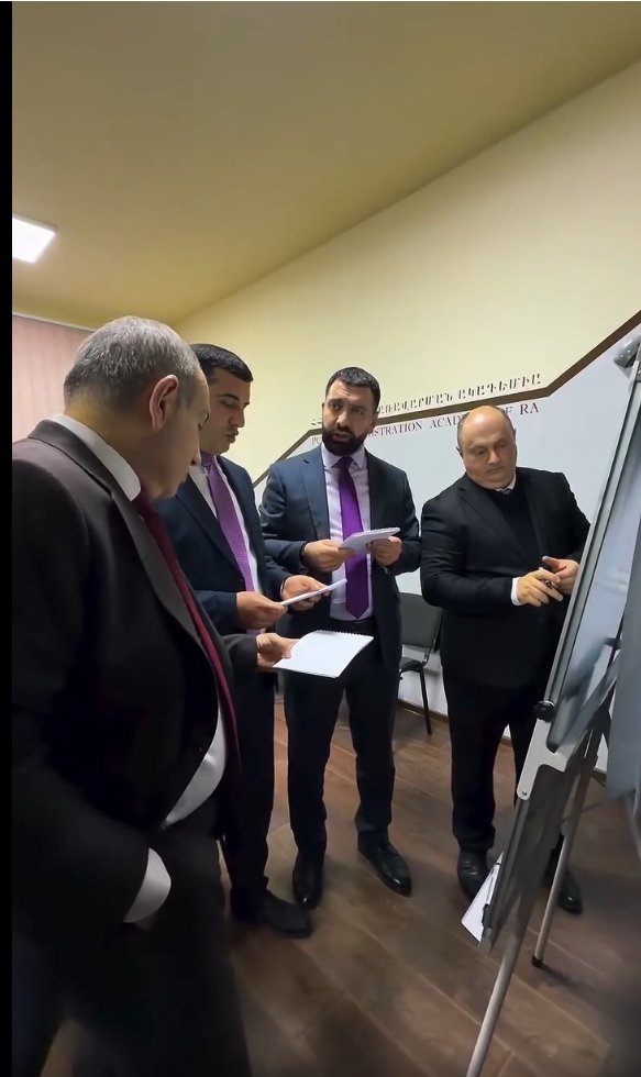 lif30n4thplanet's tweet image. They have group projects too wow. #5moreyears