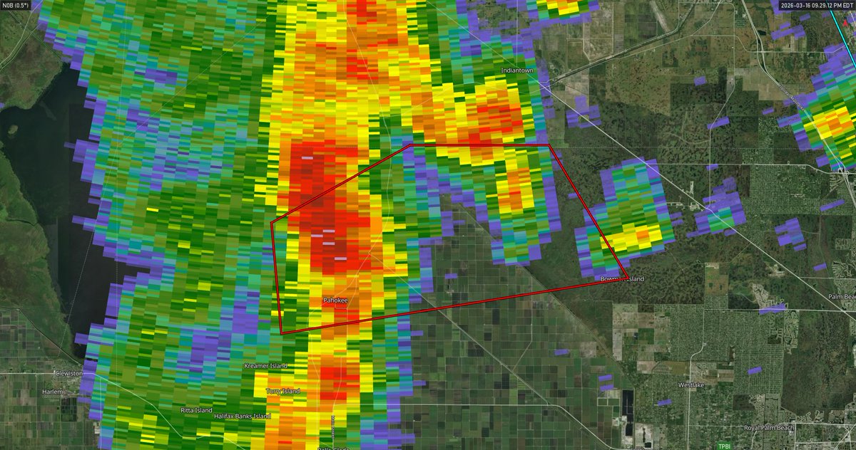 FLStormChasers_'s tweet image. A #Tornado Warning is in effect until 9:45 PM EDT for northwestern Palm Beach County in southeastern Florida, including areas such as Pahokee, Canal Point, and Fremd Village-Padgett Island. A severe thunderstorm capable of producing a tornado was located over Pahokee, moving east