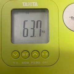 iguana_boxing's tweet photo. 痩せたいなら「完璧」は捨てた方がいい。

30日で-12cmした後、お酒で激増して絶望した私ですが、今朝は63.7kgまで戻りました。

やったのは、反省しすぎずにお茶を飲んで寝ただけ。

55歳、失敗しても「次、いこ」くらいの余裕がある時の方が、不思議とスルスル落ちていきます。

#55歳 #リバウンド https://t.co/JAEhi3jSlO