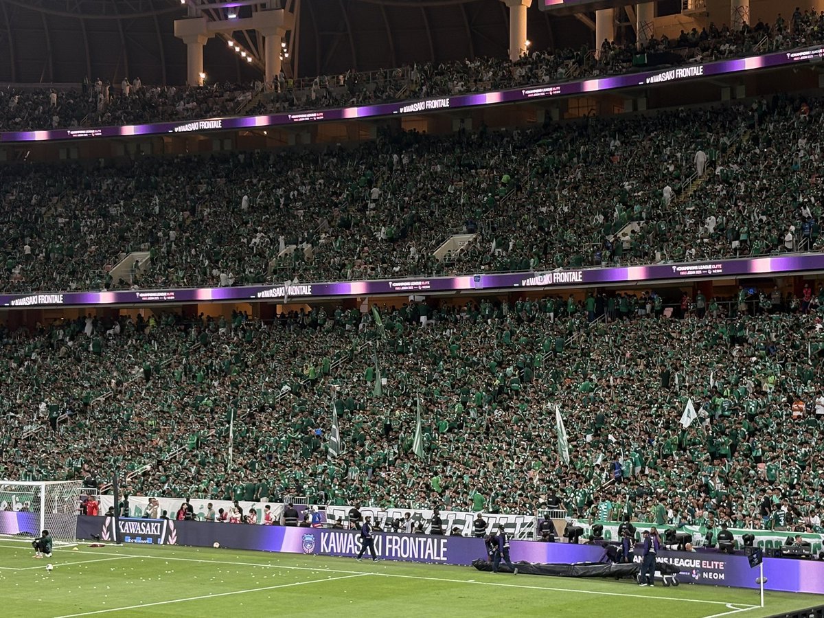 العقليه الجديده في المدرج هي اللي جلبت الروح والبطولات للفريق، ما أنصح أحد "يقرب من ذولي الأشخاص لأن همهم الأول والأخير (الاهلي)" 

اللي يقول غير هذا الكلام شخص مايعرف التأثير في المدرج وسلامتكم 💚