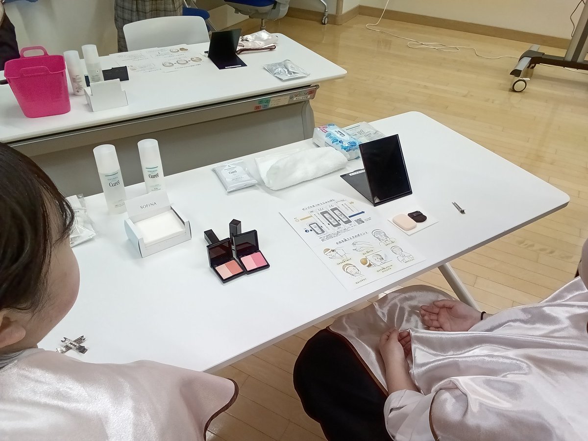 【就業技術科】3年生が「花王身だしなみ講座」を受けました。スキンケアとメイクの講座に分かれて、講義と実技で社会人としての身だしなみを具体的に学びました。