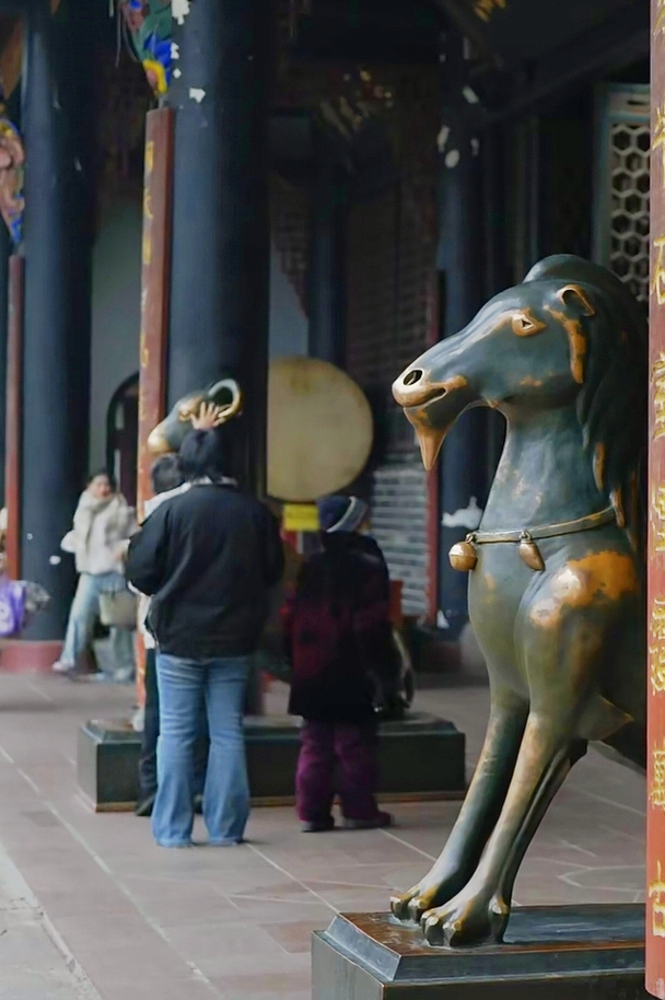 Davidkoli9's tweet image. Just touched the bronze rams at Qingyang Palace in Chengdu — locals say if you rub the part that aches, it’ll heal. My back’s been sore, so I gave it a try. Whether it works or not, the vibe here is pure magic.🐐🔮
#ChengduCheckIn #FolkloreFun #ChengduCulture #AncientArchitecture