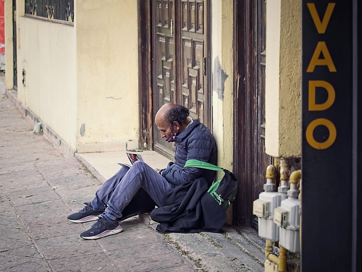 AaronPerkinson's tweet photo. Silent stories on busy streets. A moment of reflection in the middle of the city, reminding us that every person we pass carries a world of invisible battles and untold dreams.
. . . . . . #streetphotography #urbanstories #everydaylife #humancondit… https://t.co/N25XOgGah5 https://t.co/BdCcrvp3tS