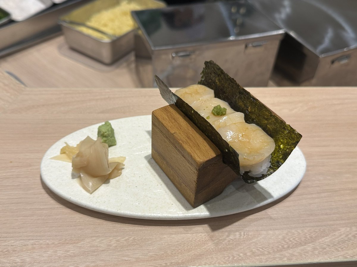 ShushuKato's tweet photo. #handroll #手巻き寿司 
最近タイで流行りのおまかせ手巻き寿司(Hand Roll)に行ってみた。
悪くはないが、完全に外国人向け(日本人以外)な感じ。
板前は素人さん！？
1本150-250バーツぐらいのイメージ。高いネタだと300バーツオーバー。
*
*
#タイb級グルメ 
#美食倶楽部盤谷 
#バンコクグルメ部 https://t.co/11QWyUc9X4