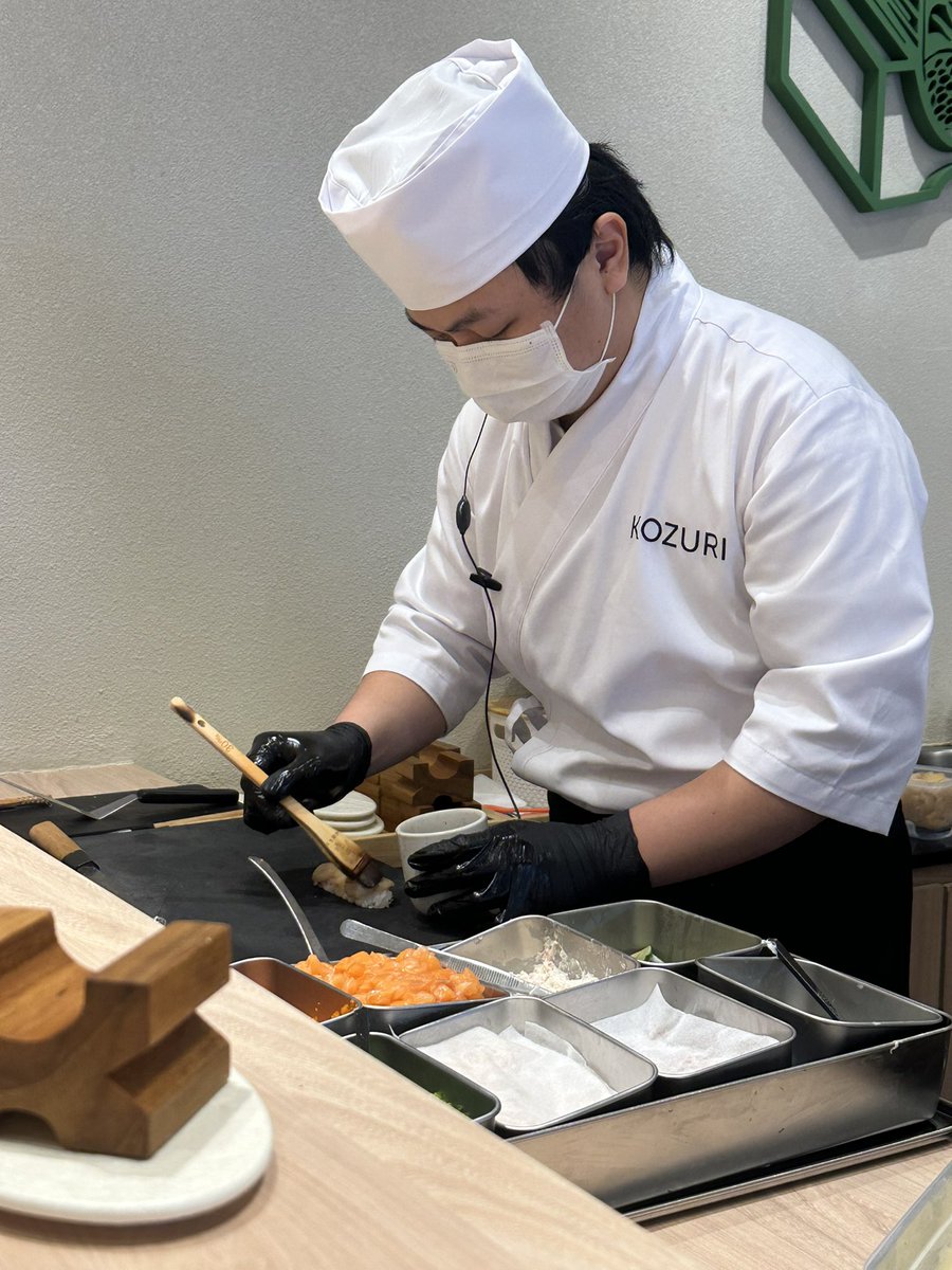 ShushuKato's tweet photo. #handroll #手巻き寿司 
最近タイで流行りのおまかせ手巻き寿司(Hand Roll)に行ってみた。
悪くはないが、完全に外国人向け(日本人以外)な感じ。
板前は素人さん！？
1本150-250バーツぐらいのイメージ。高いネタだと300バーツオーバー。
*
*
#タイb級グルメ 
#美食倶楽部盤谷 
#バンコクグルメ部 https://t.co/11QWyUc9X4