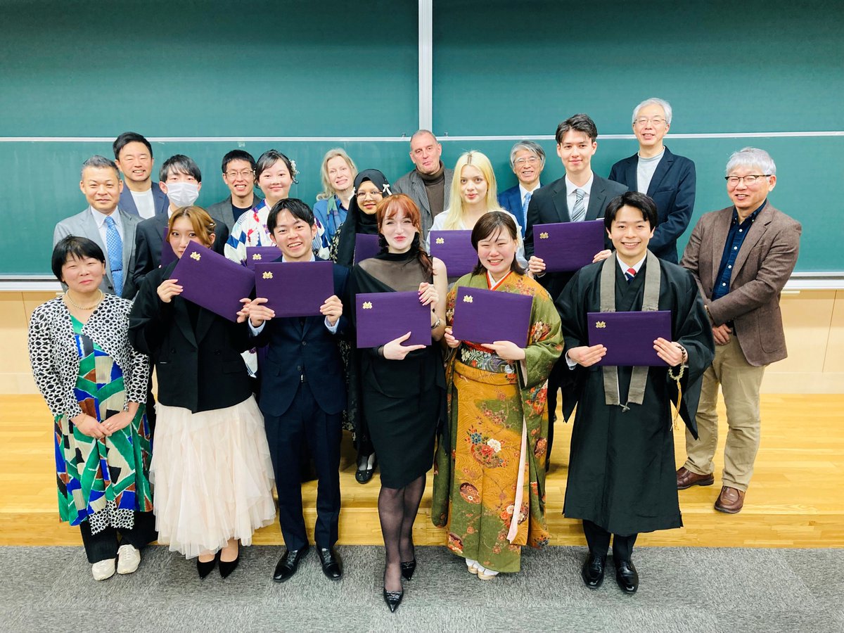 Ryukoku_IntStud's tweet photo. 2026年３月14日（土）に大学院の学位記授与式を挙行いたしました。修士課程12名（IC専攻：6名、GS専攻：3名、LC専攻：3名）
博士課程2名（IC専攻：1名、GS専攻1名）の修了生のみなさんおめでとうございます。
https://t.co/buNEeMHz94 https://t.co/desz4IuOE2
