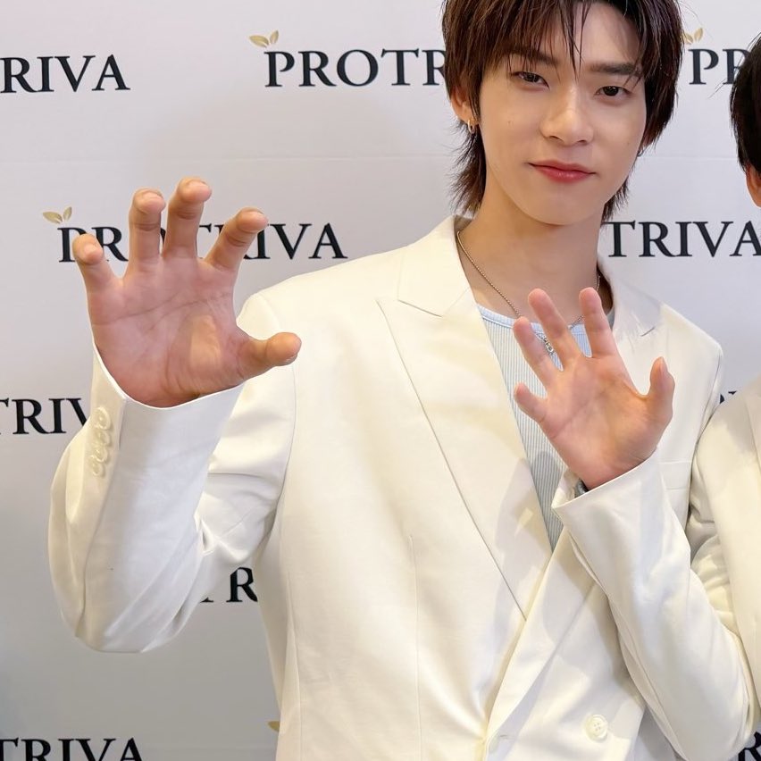 jjfeixz's tweet photo. ดูมือปิ๊ปกับมืออ้วมตี๋ เอิ๊กกกก https://t.co/Mmgf631q2y