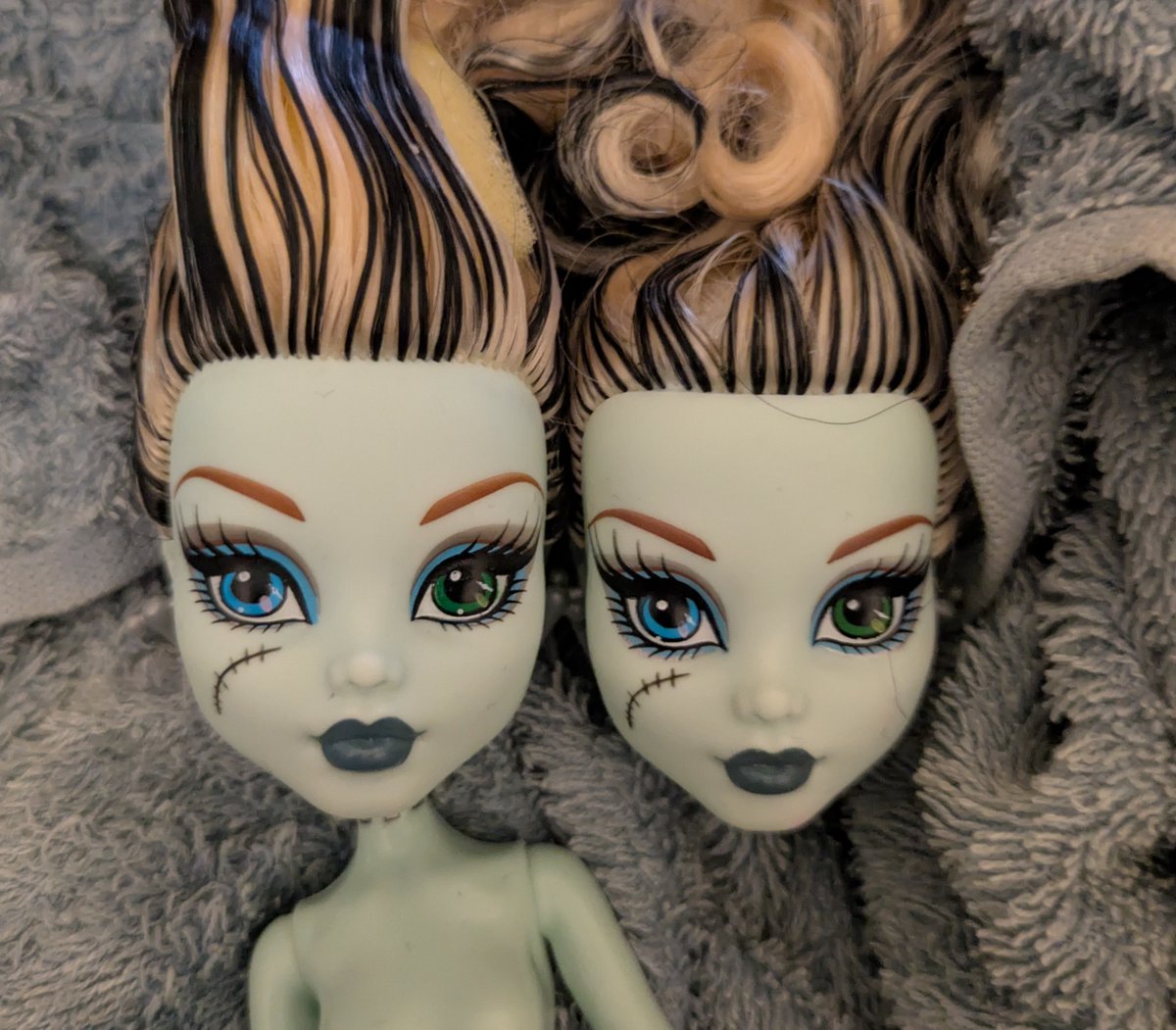 dollyknife tweet media